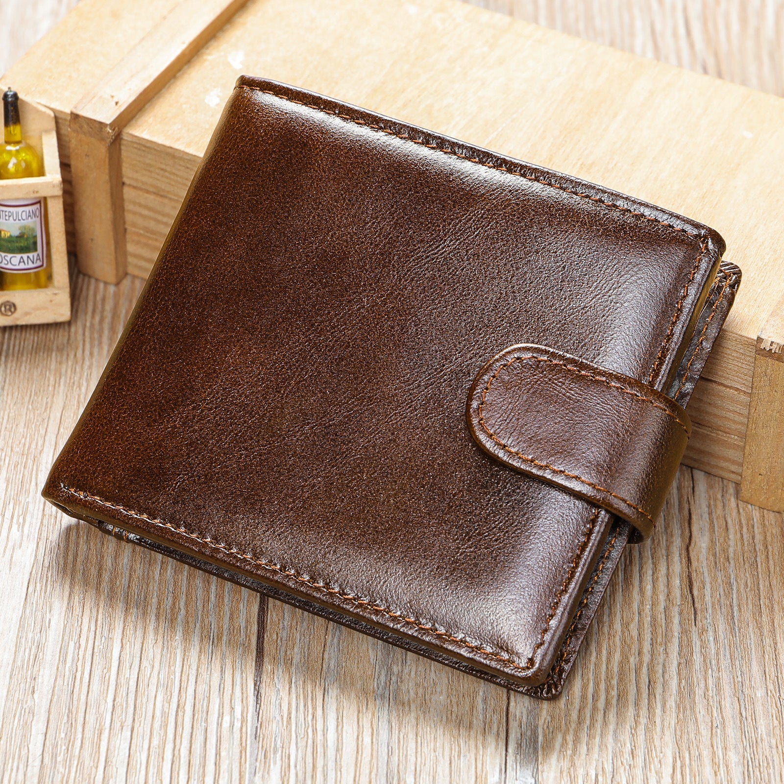 Vintage Top-Grain Leather Bi-Fold Wallet – Classic Design, Ample Storage
